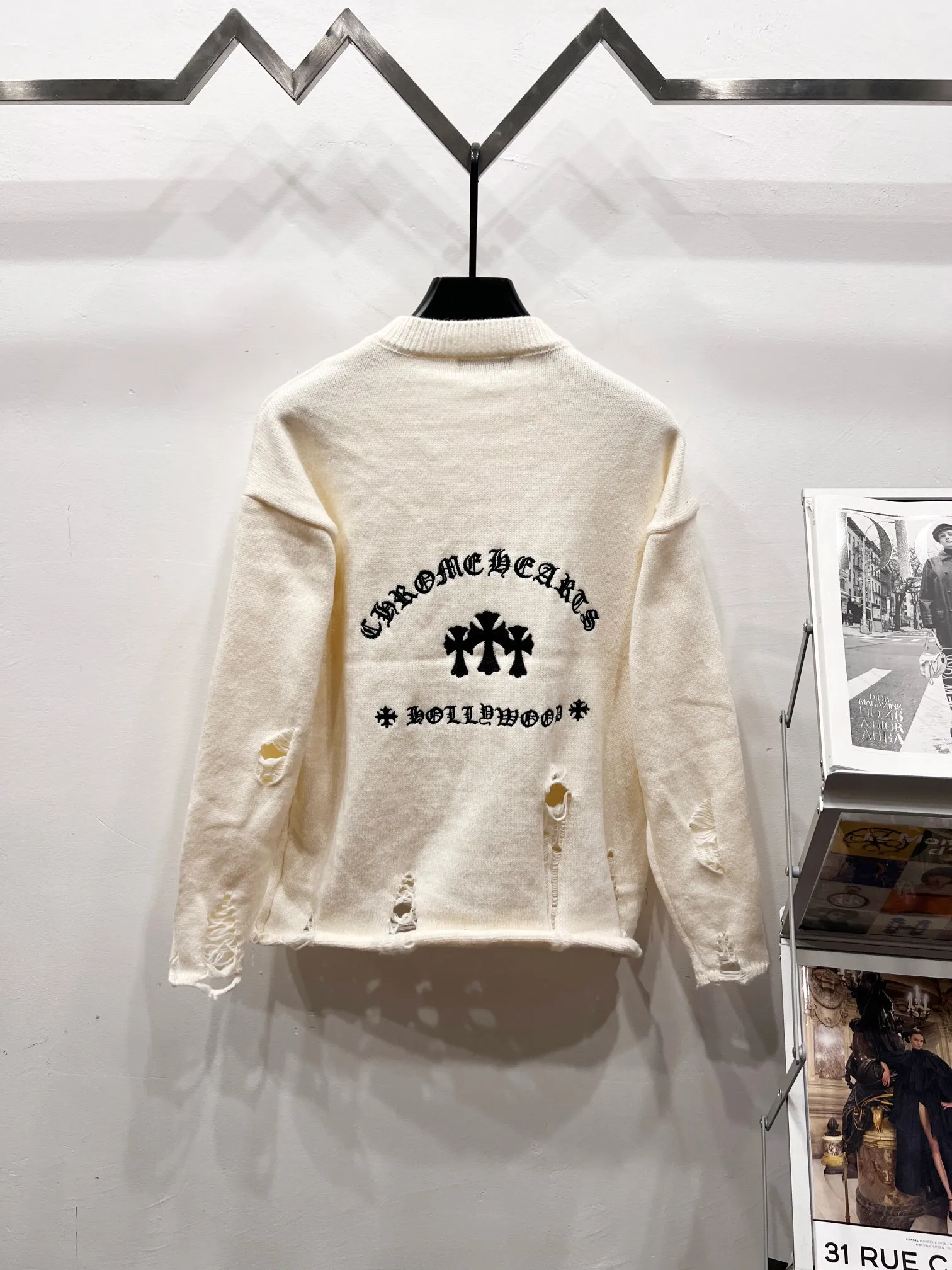 P240 High quality, model number: (Q063) Chrome Hearts CH Chrome Hearts patchwork cross hole knitted sweater pullover. The popular style is the same for men and women. It is matched with black and white. It looks great in real life. It looks good on the upper body. It looks good in daily wear. It is even more photogenic. It’s hard not to buy it. Buy it for me!!! Believe me, no one can refuse such a captain style Chrome Hearts jacket. The fit has been expanded based on the old version. The upper body is loose and stylish. Casual design with an expanded hem. Fat people are extremely slim. Thin people have a limited height. Ten thousand yuan ZP printing. 1:1 perfect restoration. Looks good when worn alone. Can be easily controlled by both men and women. If you care more about quality, you must also respect the price. It is completely different from the thin transparent bottoms on the market that pill when worn. If the style makes you shine at a glance, then quality is what you should pay more attention to. We focus on quality rather than price. Customers who have received my products all know it. ️️️ Sweaters on the market are generally made of bract core yarn. We use modal. The advantages over core-spun yarn are very intuitive: high cost, high price, high density, relatively expensive for developers, and let us make a lot less money. In addition, it is delicate, has no scum on the upper body, resists pilling, and is high-end. We are conscientious sellers and do not use core-spun yarn. Apart from being cheap, core-spun yarn is really useless. It shrinks, pills, hooks, and makes people pierced. He is proficient in everything. It is 2024. Who doesn’t want to look decent when they go out? Quality determines the upper body effect. No matter how bad the quality, the best style is still the temperament of the urban-rural fringe. We only do long-term business. Quality determines character. Take it back and wear it with confidence and wash it. The quality of the pattern will definitely make your eyes shine. We only make the right version of high quality. We make high-end hard goods. Reject junk goods and reject fast food. Conscientious quality and conscientious price. You deserve it!  Color: Black White Gray Red Size: S M L